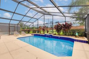 una piscina con techo de cristal. en Pool Therapy - New Pool Home, en Orlando