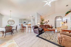 una sala de estar con un sofá y una mesa en Pool Therapy - New Pool Home, en Orlando