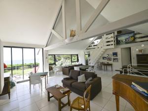 una sala de estar con un sofá y una mesa en Maison spacieuse à 400m de la plage des Govelins, vue mer - FR-1-639-138, en Saint-Gildas-de-Rhuys