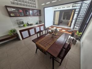 ein Esszimmer mit einem Holztisch und Stühlen in der Unterkunft Omah Saha at Kraton in Ngabean + 20 Fotos