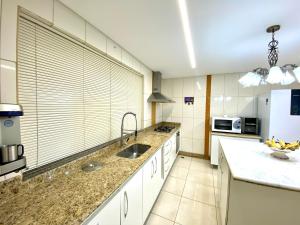 Η κουζίνα ή μικρή κουζίνα στο Quarto para locação em apartamento