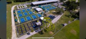 een uitzicht op een groot gebouw met blauwe ramen bij Blue River Breeze Guest Suite in Daytona Beach