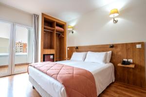 Postel nebo postele na pokoji v ubytování Nura Santa Ponsa & Spa + 37 fotografií