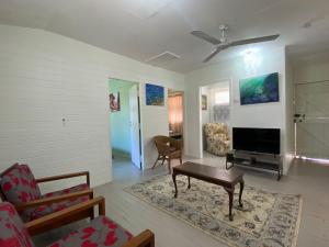The Captains Manor on Cook 6 في Arcadia: غرفة معيشة مع تلفزيون وأريكة