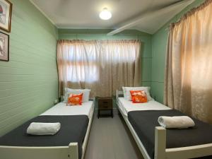 The Captains Manor on Cook 6 في Arcadia: سريرين في غرفة ذات جدران خضراء