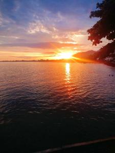 a sunset over a large body of water at AP térreo-Rio das Ostras próx Enseada -Costazul in Rio das Ostras +23 photos