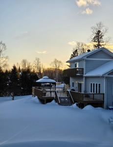 Luxurious waterfront retreat v zimě