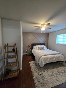 Postel nebo postele na pokoji v ubytování Luxurious waterfront retreat