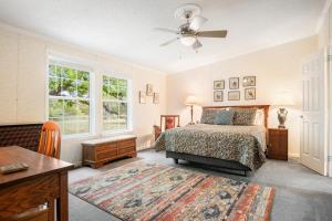 Katil atau katil-katil dalam bilik di Roost House at Kingfisher Ranch