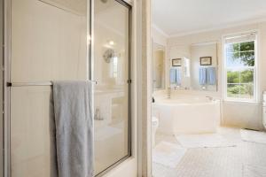 Bilik mandi di Roost House at Kingfisher Ranch +37 gambar