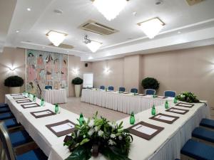 una sala conferenze con tavoli lunghi e sedie blu di Atlantica Miramare Beach a Limassol