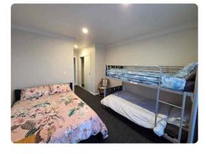 Imagem da galeria de Modern, central & perfect for large groups! em Palmerston North