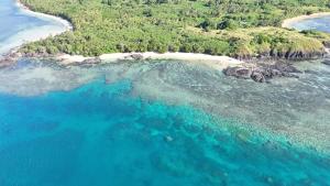 RewasauVaturua Homestay的海洋中岛屿的鸟瞰图 更多5张照片