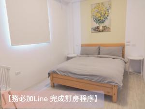 una camera da letto con un letto in una stanza di 荷風緩緩包棟民宿 a Jiaoxi