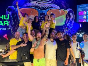 富国福家酒店的一群人在聚会上合影