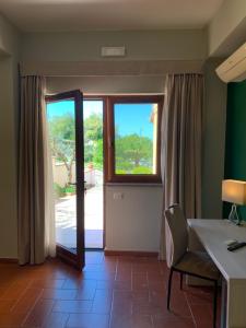 a room with a door and a table and a chair at Villa Zufrò in Vibo Valentia