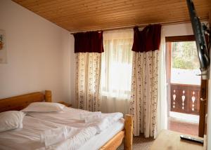 Postel nebo postele na pokoji v ubytování Cabana Bradul Skiland