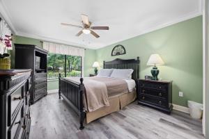 una camera da letto con un letto e un ventilatore a soffitto di 2 BR Villa Kingston Plantation- Perfect off season Retreat! a Myrtle Beach