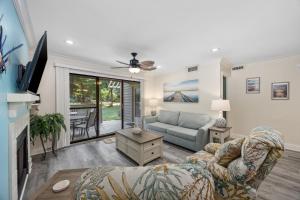 un soggiorno con un divano e una TV di 2 BR Villa Kingston Plantation- Perfect off season Retreat! a Myrtle Beach