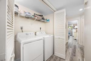una lavanderia con lavatrice e asciugatrice di 2 BR Villa Kingston Plantation- Perfect off season Retreat! a Myrtle Beach Altre 41 foto