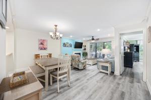 una sala da pranzo e un soggiorno con tavolo e sedie di 2 BR Villa Kingston Plantation- Perfect off season Retreat! a Myrtle Beach