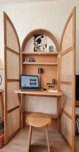 ein Büro mit einem Schreibtisch und einem Laptop darauf in der Unterkunft Chez Marie, Plage 420m, Batz sur Mer, 2 pers, BB -9m in Batz-sur-Mer