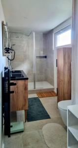 ein Badezimmer mit Dusche, Waschbecken und Toilette in der Unterkunft Chez Marie, Plage 420m, Batz sur Mer, 2 pers, BB -9m in Batz-sur-Mer