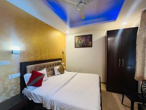 Postel nebo postele na pokoji v ubytování Hotel RedStone - Near IGI Airport