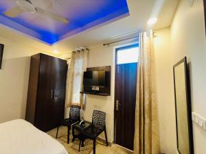 TV a/nebo společenská místnost v ubytování Hotel RedStone - Near IGI Airport