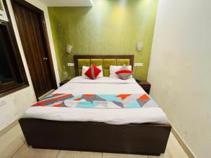 Postel nebo postele na pokoji v ubytování Hotel RedStone - Near IGI Airport