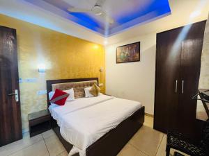 Postel nebo postele na pokoji v ubytování Hotel RedStone - Near IGI Airport