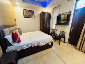 TV a/nebo společenská místnost v ubytování Hotel RedStone - Near IGI Airport + 22 fotografií