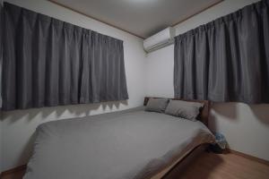 Postel nebo postele na pokoji v ubytování OKINAWA Arena Hotel