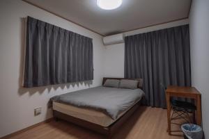 Postel nebo postele na pokoji v ubytování OKINAWA Arena Hotel