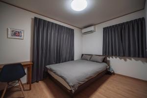 Postel nebo postele na pokoji v ubytování OKINAWA Arena Hotel