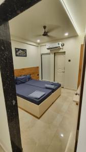 Llit o llits en una habitació de Vijay Vihaar lodging and boarding