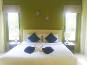 Postel nebo postele na pokoji v ubytování Phuket Sirinapha Resort