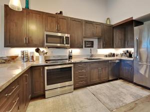 una cucina con armadietti in legno ed elettrodomestici in acciaio inossidabile di 1849 Condos 642 home a Mammoth Lakes