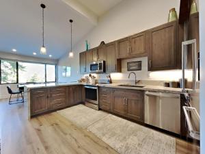 una cucina con armadietti in legno ed elettrodomestici in acciaio inossidabile di 1849 Condos 642 home a Mammoth Lakes