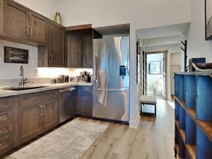 una cucina con mobili in legno e un frigorifero in acciaio inossidabile di 1849 Condos 642 home a Mammoth Lakes