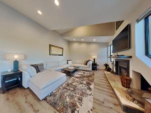 un soggiorno con divano e camino di 1849 Condos 642 home a Mammoth Lakes Altre 49 foto