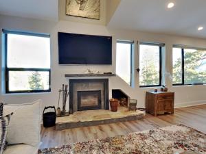 un soggiorno con camino e TV a schermo piatto di 1849 Condos 642 home a Mammoth Lakes