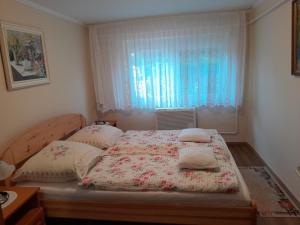 A bed or beds in a room at Ildiko Appertements