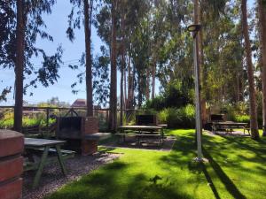 a park with picnic tables and a street light at Departamento en Algarrobo in Algarrobo