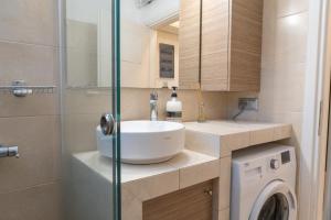 Palm & Pearl Apartment في أثينا: حمام مع مغسلة وغسالة ملابس +19 صورة