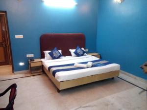 Postel nebo postele na pokoji v ubytování Hotel Mayur
