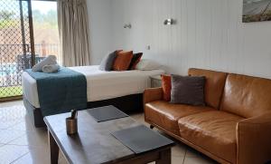 Posezení v ubytování Pacific Palms Motor Inn + 29 fotografií