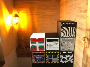 drei übereinandergestapelte Kisten in einem Raum in der Unterkunft Auberge du Lama Zébré in Penmarcʼh