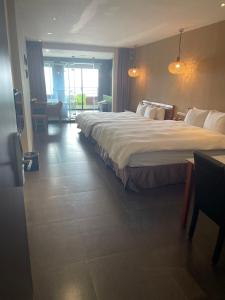 Rúm í herbergi á Jing Guan Hotel