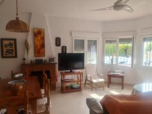 Et tv og/eller underholdning på Villa with pool in Matalascañas- Huelva